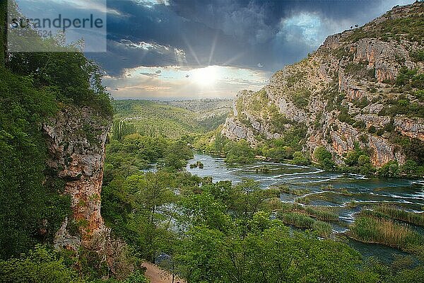 Flusslandschaft der Krka  Krka Nationalpark  Wolken  Norddalmatien  Kroatien  Europa