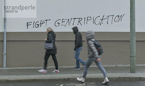 Graffiti gegen Gentrifizierung  Ruschestraße  Lichtenberg  Berlin  Deutschland  Europa