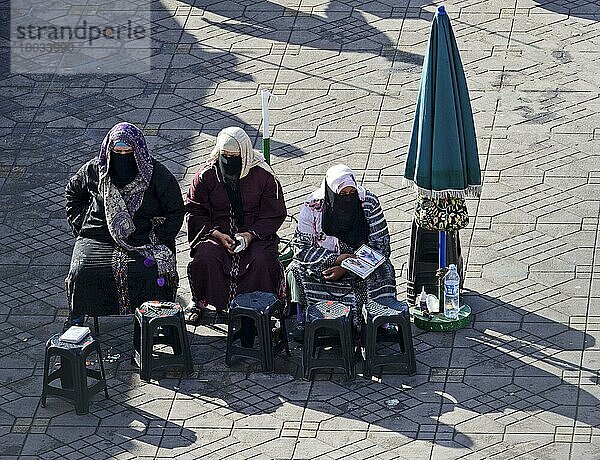Marokko  Verschleierte Frauen  Handmalerei  Place Djemaa El Fna  Marrakesch  Afrika
