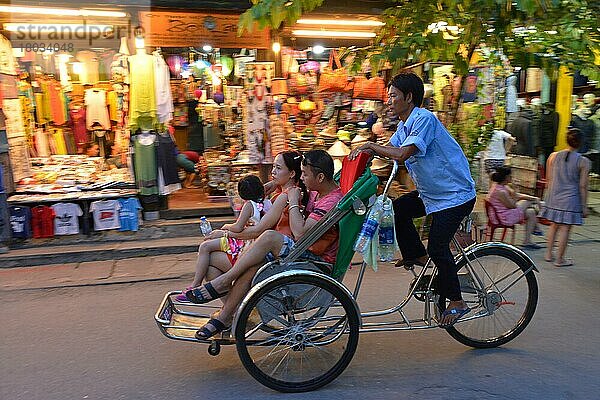 Fahrradrikscha  Touristen  Nguyen Thai Hoc  Hoi An  Vietnam  Asien