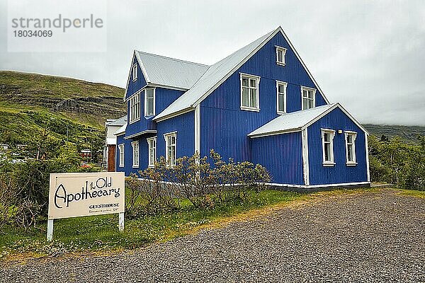 Blaues Holzhaus  Gästehaus  Hotel Old Apothecary In Seyðisfjörður  Seydisfjördur  Ostisland  Island  Europa
