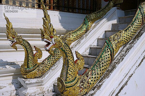 Treppe mit Naga-Brüstung  Schlangen-Brüstung  Ho Phra Bang  der königliche Tempel  Luang Prabang  Laos  Asien