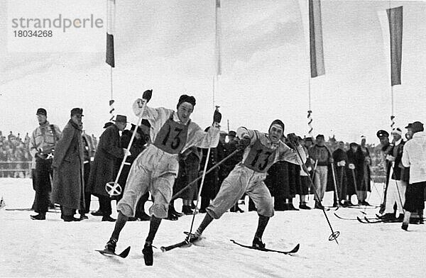 Skilanglauf  Staffel  Norwegen weiterhin in Führung Hoffsbakken (links) ersetzt Hagen beim ersten Wechsel im Skistadion