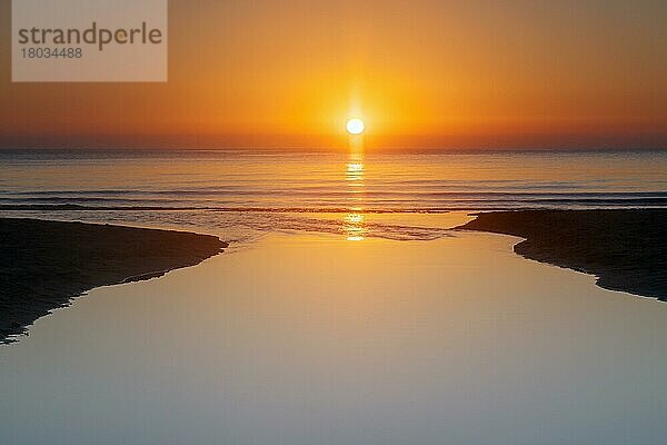 Der Fluss Verkeån fließt bei Sonnenaufgang in die Ostsee  Brösarp  Österlen  Schonen  Skane  Schweden  Skandinavien  Europa