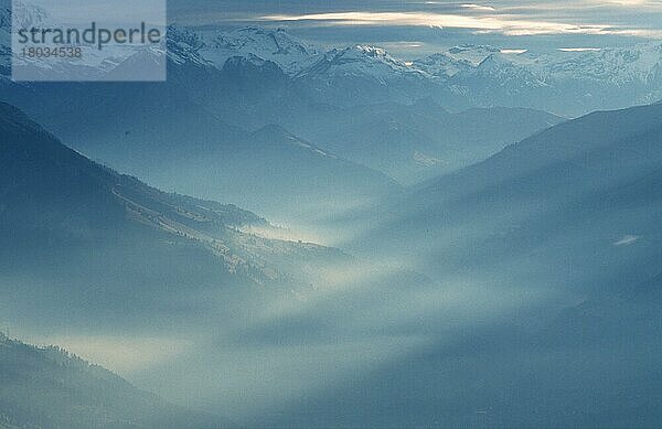 Valleys in morning dust  view from Niederhorn  the Alps  Switzerland  Täler im Morgendunst  Blick vom Niederhorn  Alpen (Dunst) (haze) (Übersicht) (overview) (Europa) (Landschaften) (landscapes) (Tal) (Gebirge) (Berge) (mountains) (Querformat) (horizontal)  Schweiz  Europa