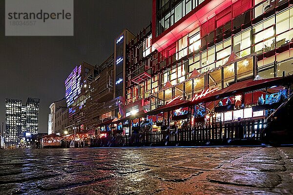 Nachtillumination am Spielbudenplatz mit dem Schmidt Theater und den Tanzenden Türmen im Hintergrund  St. Pauli  Hamburg  Deutschland  Europa