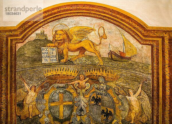 Fresko mit dem Emblem der Gardesana dell'Acqua (Festung von Malcesine) und dem Löwen von San Marco  Palazzo dei Capitani  Malcesine am Monte Baldo  Gardasee  Italien  Malcesine  Gardasee  Italien  Europa