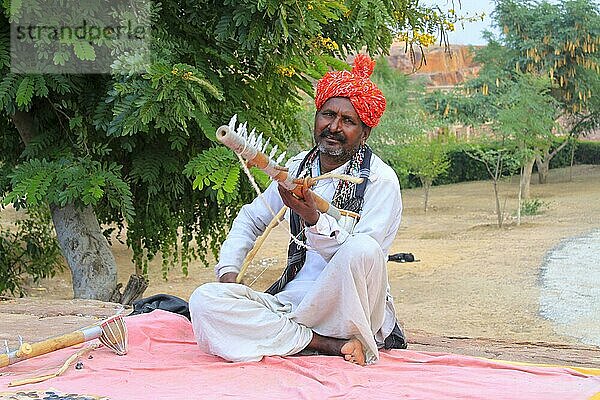 Musiker  vor Festung Mehrangarh  Jodhpur  Rajasthan  Blaue Stadt  Indien  Asien