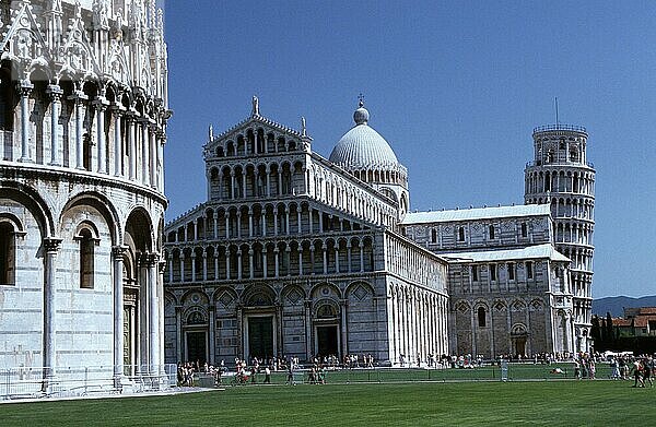 Baptisterium  cathedral and Leaning Leaning Tower of Pisa  Tuscany  Italy  Dom und der Schiefe Turm von Pisa  Toskana  Italien  Europa  Kathedrale  Querformat  horizontal  Europa