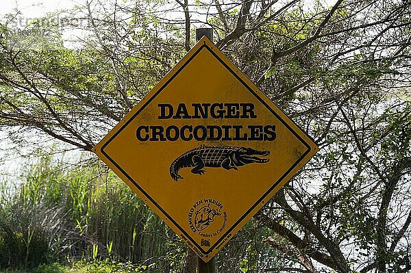 Warnschild  Achtung Krokodile  St. Lucia  iSimangaliso Wetland Park  Kwa Zulu Natal  Südafrika  KwaZulu Natal  Mittelamerika
