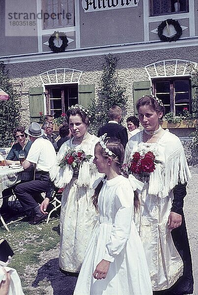 60er  Europa  Feiertag  Festumzug  Festzug  Fronleichnam  Fronleichnamsprozession  historisch  Isarwinkel  Mitteleuropa  oberbayerisch  Oberbayern  Prozession  Reisefotografie  Religion  Sechzigerjahre  Sechziger  Süddeutschland  Tradition  traditionell  Travel  typisch  Tölzer Land  Umzug  Voralp  60er Jahre  1960er  1960er Jahre  Alpenvorland  Bad Tölz  bayerisch  Bayern  bayrisch  Brauch  Brauchtum  BRD  Bundesrepublik  Deutschland  charakteristisch  Christentum  christlich  deutsch  Europa