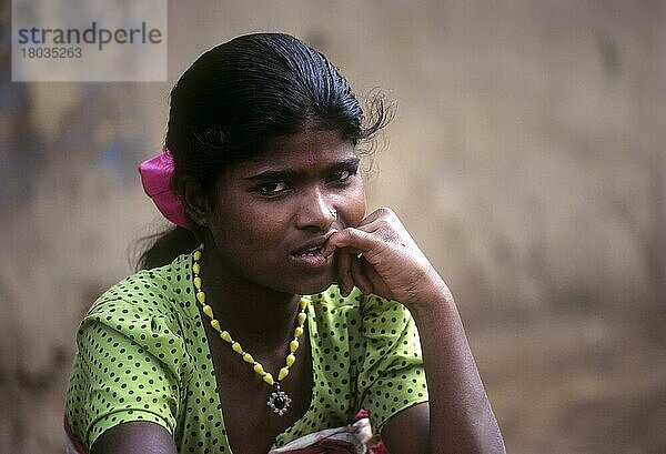 Betta Kurumba Stammesmädchen sitzt im Stammesdorf  Mudumalai  Nilgiris  Tamil Nadu  Indien  Asien