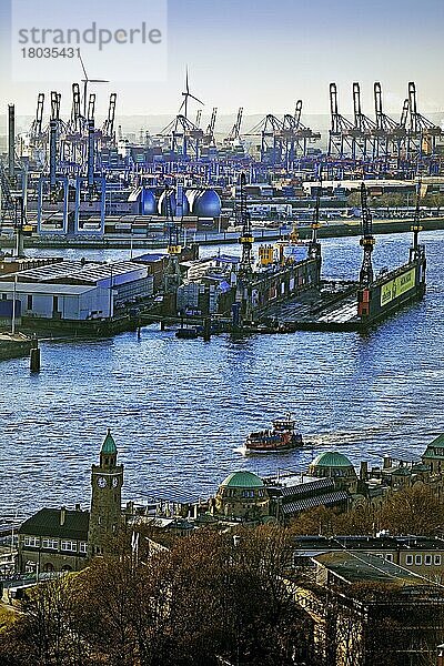 Ausblick von der Hauptkirche St. Michaelis  genannt Michel  auf die Norderelbe mit den Landungsbrücken und den Hafen  Hamburg  Deutschland  Europa