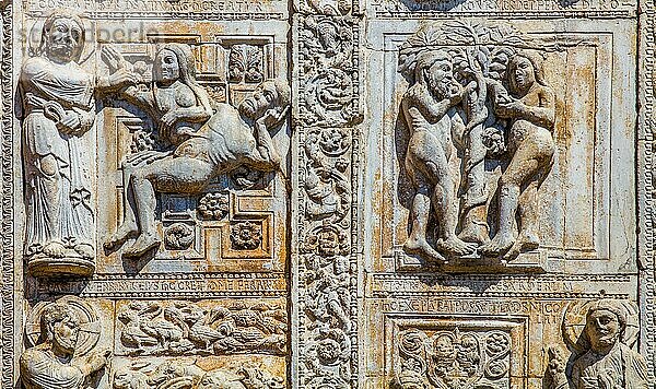 Fassade und Portal mit Marmorreliefs  Szenen aus dem Leben Jesu  Meister Guillelmo  12. Jhd. rechts Schöpfungsgeschichte von Niccolò  San Zeno Maggiore  eine der schönsten romanischen Kirchen Italiens  12. -13. Verona  Venetien  Italien  Verona  Venetien  Italien  Europa