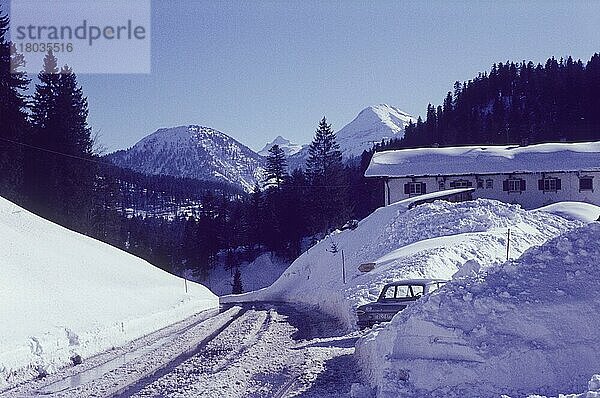 Altschnee am Achenpass  Stuben  Tirol  Österreich  Schneemassen  Voralpen  Voralpengebiet  Schneematsch  Schneeverwehung  Schneeverwehungen  Schneefräse  Schneeberge  schneereich  schneesicher  Sechziger Jahre  60er Jahre  Ford Taunus  Europa