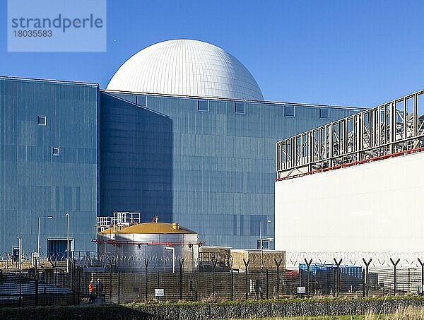 Druckwasserreaktor mit weißer Kuppel  Kernkraftwerk Sizewell B  Suffolk  England  UK