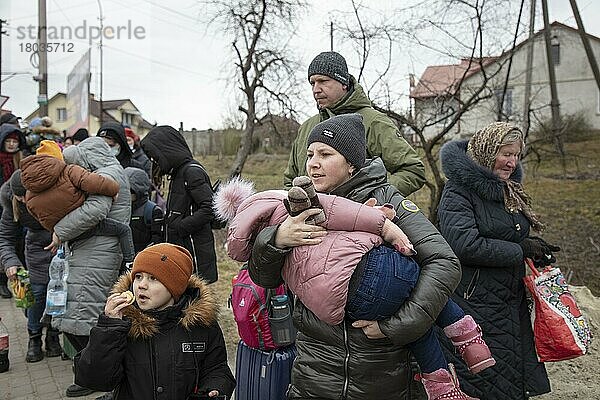Ukrainische Flüchtlinge an der Grenze  für einen Streckenabschnitt werden Kleinbusse eingesetzt  die Frauen und Kinder bis an die Grenze bringen  Mostyska  Ukraine  Europa