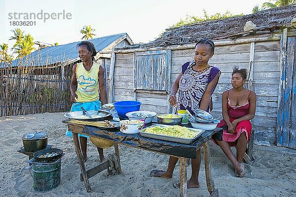 Madagassische Frauen beim Kochen im Freien  Dorf Betany  Morondava  Provinz Toliara  Madagaskar  Afrika