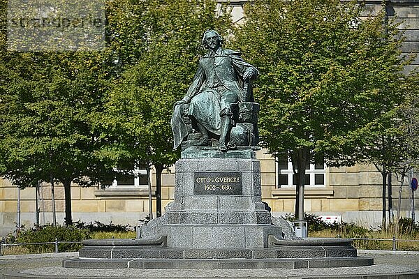 Otto-von-Guericke-Denkmal  Bei der Hauptwache  Magdeburg  Sachsen-Anhalt  Deutschland  Europa