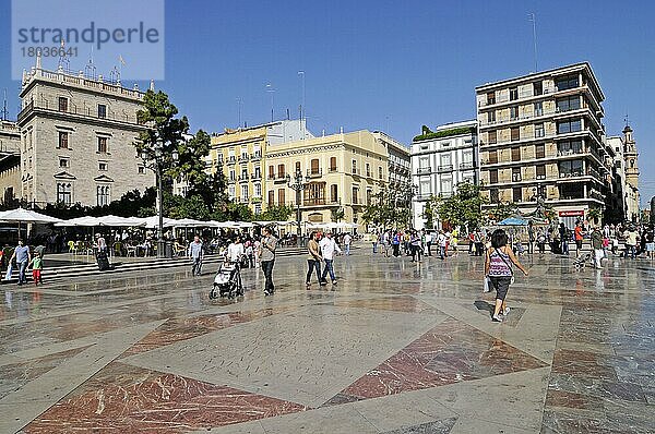 Touristen  Plaza de la Virgen  Platz  Valencia  Valencianische Gemeinschaft  Spanien  Europa