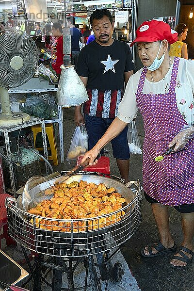 Fischkuchen werden frittiert  Naka Weekend Market  Phuket  Thailand  Asien