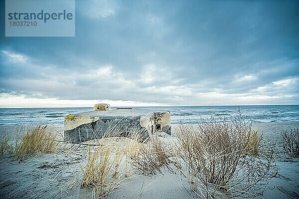 Verlassener Bunker am Strand aus dem Zweiten Weltkrieg  Ostsee  Polen  Europa