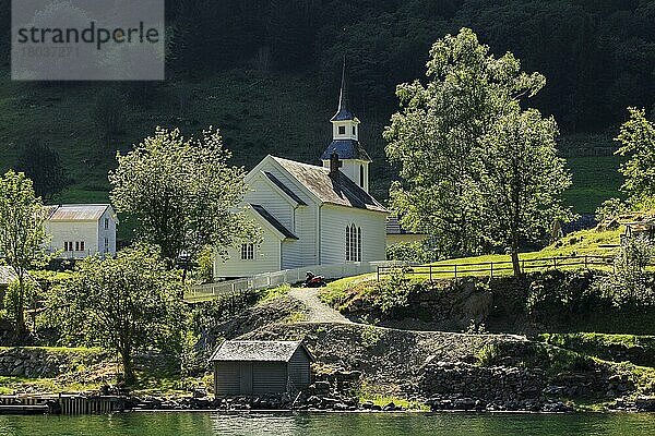 Kirche im Dorf Tuftefossen  Naeroyfjord  Norwegen  Europa
