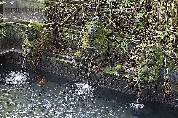 Götterfiguren als Wasserspeier  Holy Spring Temple  Affenwald  Ubud  Bali  Indonesien  Tempel der heiligen Quelle  Asien