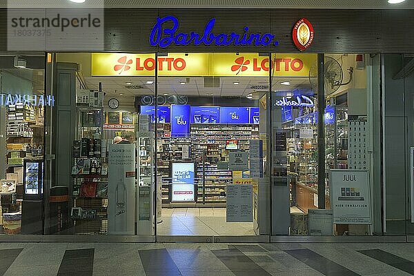 Barbarino Tabakladen  Ladenzeile im Bahnhof Friedrichstraße  Mitte  Berlin  Deutschland  Europa