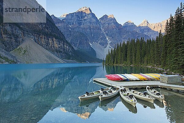 Kanus am Moraine Lake im Valley of the Ten Peaks  Banff National Park  Alberta  Kanada  Nordamerika