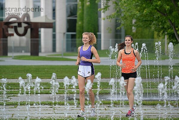 Mädchen  Joggen  Bundeskanzleramt  Tiergarten  Berlin  Deutschland  Europa