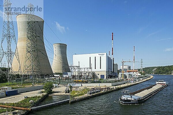 Kühltürme des Kernkraftwerks Tihange entlang der Maas bei Huy  Hoei  Liège  Luik  Belgien  Europa