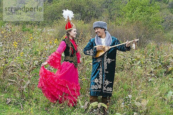 Kasachischer Mann singt und spielt Dombra für eine Frau  Zentralasien  Kasachisches ethnografisches Dorf Aul Gunny  Stadt Talgar  Almaty  Kasachstan  Asien