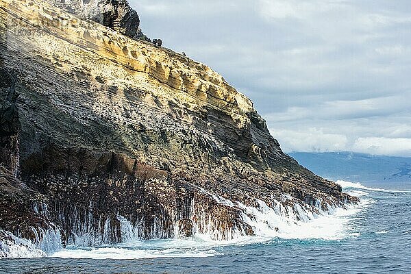 Wellenbrecher an der Küste von Punta Vicente Roca  Insel Isabela  Galapagos  Ecuador  Südamerika