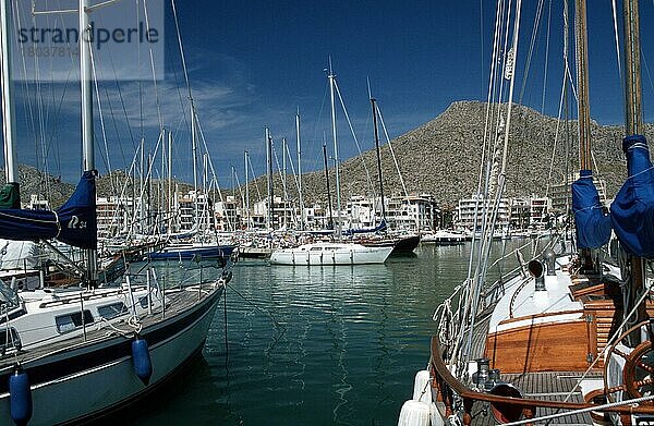 Hafen  Port de Pollenca  Majorca  Balearic Islands  Spain  Mallorca  Balearen  Spanien  Europa  Querformat  horizontal  Europa