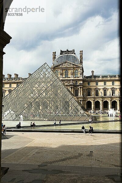 Museum Louvre mit Glaspyramide  Paris  Frankreich  Europa