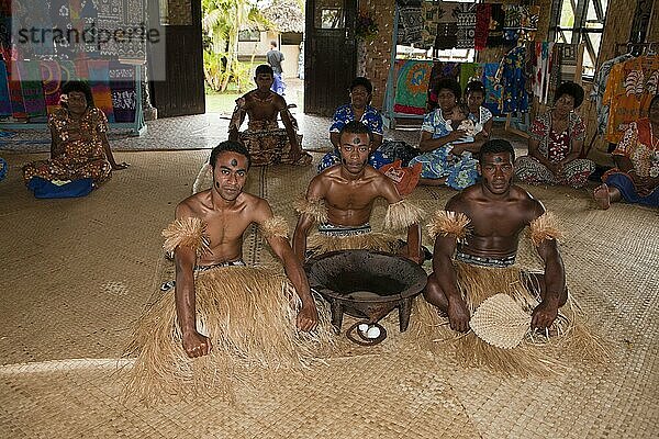Einheimische bei Kava-Zeremonie  Pacific Harbour  Viti Levu  Fiji  Fiji-Inseln  Fidschi  Ozeanien