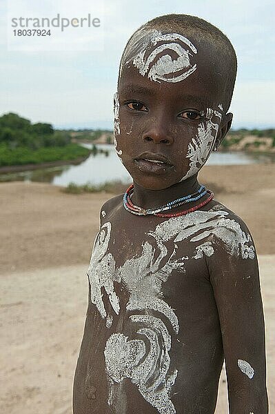 Karo-Junge mit Körperbemalung  Omo-Tal  Südäthiopien  Karo