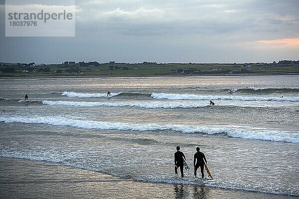 Surfen am Strandhill Beach an der Westküste Irlands auf dem Wild Atlantic Way. Sligo  Irland  Europa