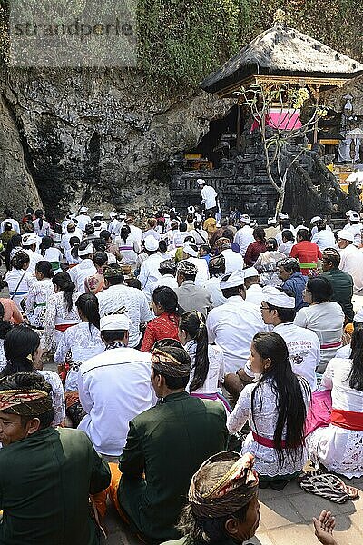 Gläubige  Hindus feiern Messe  Fledermaustempel Goa Lawah  Bali  Indonesien  Asien