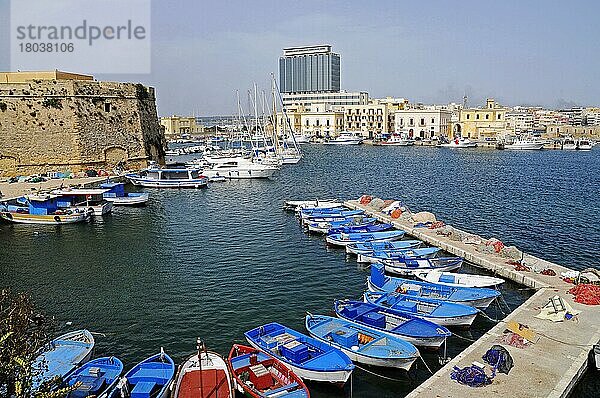 Castello Angioino  Burg  Fischerboote  Hafen  Gallipoli  Provinz Lecce  Apulien  Italien  Europa