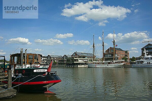 Schiffe im Hafen  Leer  Ostfriesland  Niedersachsen  Deutschland  Europa