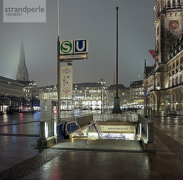 U-Bahn station Jungfernstieg am Rathausmarkt in der Nacht  Hamburg  Deutschland  Europa