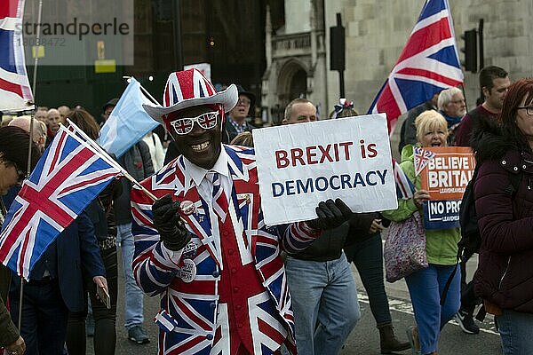 Mann mit Brexit is Democracy-Schild und britischem Anzug bei einer Leave means Leave-Demonstration  Westminster  London  England  Großbritannien  Europa