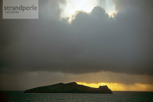 Die Insel Inishtooskert (Inis Tuaisceart) in Form eines toten Mannes vor der Küste der Halbinsel Dingle am Wild Atlantic Way. Kerry  Irland  Europa