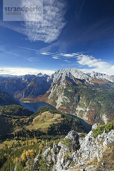 Blick über den Königssee und das Watzmann-Massiv vom Jenner im Herbst  Nationalpark Berchtesgaden  Bayerische Alpen  Bayern  Deutschland  Europa