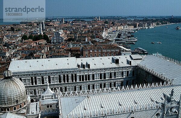 Part of the Marcus Cathedral  Doge's Palace and view on Venice  Italy  Teil des Markusdoms  Dogenpalast und Blick auf Venedig  Italien  Europa  Übersicht  overview  Querformat  horizontal  Stadtansicht  Stadtbild  townscape  cityscape  Europa