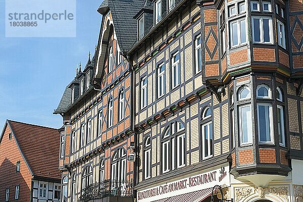 Fachwerkhäuser und Cafe auf dem Marktplatz  Wernigerode  Harz  Sachsen-Anhalt  Deutschland  Europa