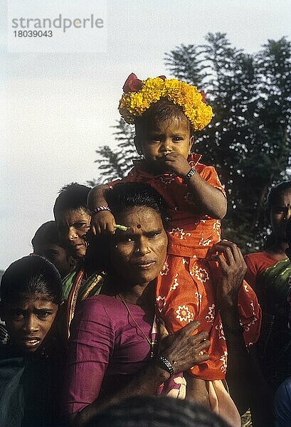 Sicher sitzendes Dorfmädchen  Madurai  Tamil Nadu  Indien. Tochter sitzt auf der Schulter der Mutter  Madurai  Tamil Nadu  Indien  Asien
