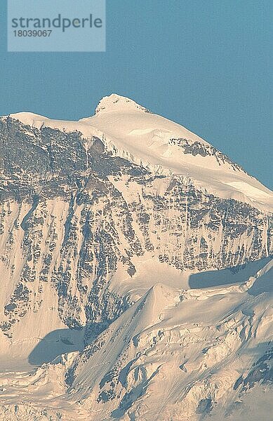 Jungfrau  Berner Oberland (Europa) (Landschaften) (landscapes) (Gebirge) (Berge) (ountains) (Alpen) (alps)  4158 m  Blick von Beatenberg  Schweiz  Europa